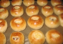 Рецепт: Ватрушки с творогом и изюмом