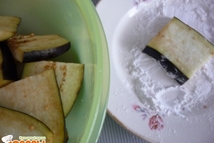 Шаг 2: Баклажаны режем пластинами среднего размера. …