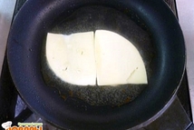 Шаг 3: В сковородку с разогретым маслом …