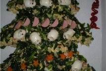 Шаг 5: Украсить елочку гирляндами из ананасов, …