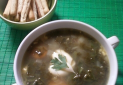 Зеленый борщ с копчеными ребрышками