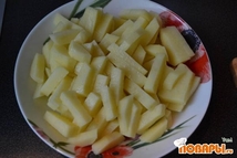 Шаг 2: Картофель чистим и нарезаем на …