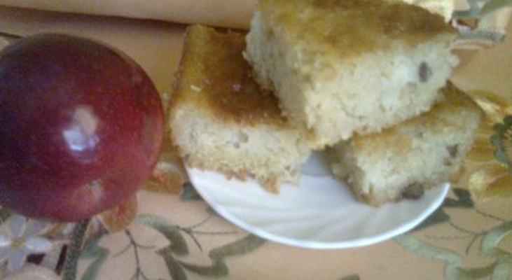 Манник с яблоками и изюмом