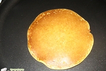 Шаг 6: На сухую сковороду с антипригарным …