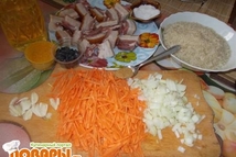 Шаг 1: В разогретый казан влейте масло, …