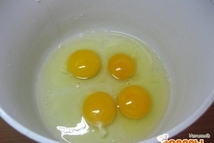Шаг 2: Яйца соединим со сливочным маслом, …