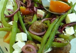 Стручковая фасоль с котлетками и брынзой