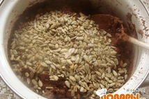 Шаг 3: Все тщательно перемешиваем пока масса …