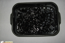 Шаг 6: Противень смазываем сливочным маслом, равномерно …