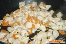 Шаг 2: Добавляю мясо и остальные овощи. …