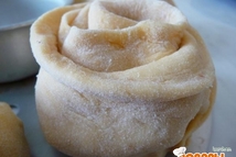 Шаг 3: Свертываем заготовку рулетом, чтобы получилась …