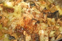 Шаг 20: Солим, добавляем приправы.