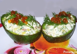 Рецепт: Лодочки с малосольной семгой из авокадо