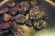 Шаг 1: Чернослив замочить в воде минут …