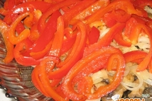 Шаг 6: Готовый перчик выкладываем на лук …