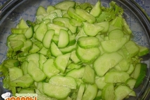 Шаг 4: Поверх салата выложите нарезаный крупными …