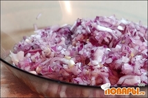 Шаг 4: Лук мелко режем.