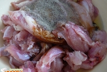 Шаг 1: Куриное филе нарезаем тонкими полосочками, …