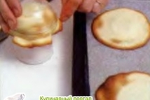 Шаг 6: Выньте противень из духовки, внимательно …