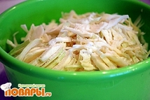 Шаг 2: Засыпать солью и немного помять.