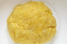 Шаг 2: Желтки смешиваем с растопленным и …