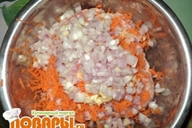 Шаг 1: Готовим тефтели: в фарш добавляем …