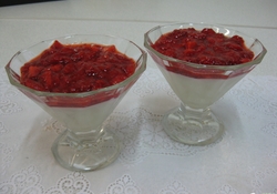 Рецепт: Ванильный пудинг с джемом из свежей клубники