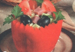 Рецепт: Желтый рисовый салат в короне из перца