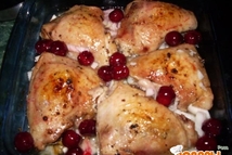 Шаг 4: Курицу достаем из духовки, засыпаем …