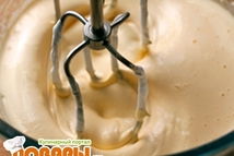 Шаг 3: берем 2 белка, сыпем туда …