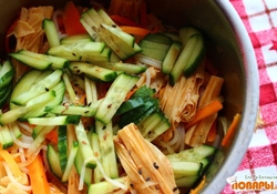 Рецепт: Фучжи с рисовой лапшой и овощами
