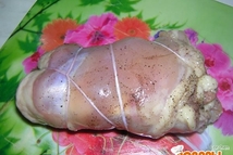 Шаг 2: Мясо свернуть рулетиком, связать нитками.