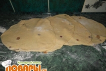 Шаг 4: Ложкой вымешиваем тесто, выкладываем тесто …