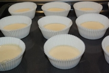 Шаг 2: Бумажные формочки, ничем не смазывая, …