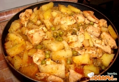 Жаркое по-домашнему с курицей и зелёным горошком