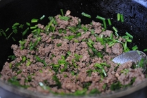 Шаг 1: Фарш выложить на обжарку, жарить …