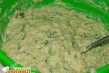 Шаг 2: Натереть кабачок на средней терке, …