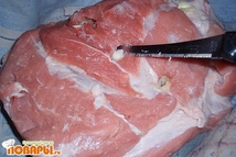 Шаг 2: Шпигуем свинину чесноком (чеснок надо …