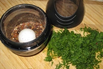 Шаг 1: Ставим молоко на огонь, солим …