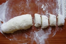 Шаг 2: Тесто раскатываем или стряпаем. Обязательно …