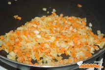 Шаг 3: Режем мелко лук и морковь, …