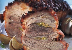 Рецепт: Свиной окорок с имбирем и запеченным чесноком