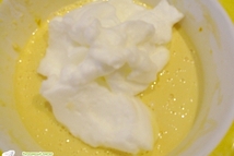 Шаг 4: Белки в отдельной емкости взбиваем …