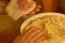 Шаг 3: Лепим цеппелины: Смочив руки в …