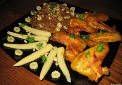 Рецепт: Острые куриные крылья с гречневой лапшой и кукурузой