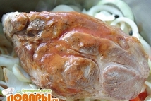 Шаг 2: Мясо со всех сторон обжариваем …