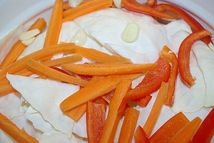 Шаг 2: Залить кипящим маринадом, придавить тарелкой …