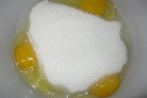 Шаг 1: Яйца взбить с сахаром в …