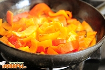 Шаг 2: Нагреть сковороду, добавить подсолнечное масло. …