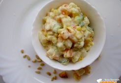 Салат с кукурузой, огурцом, морковью и сухариками